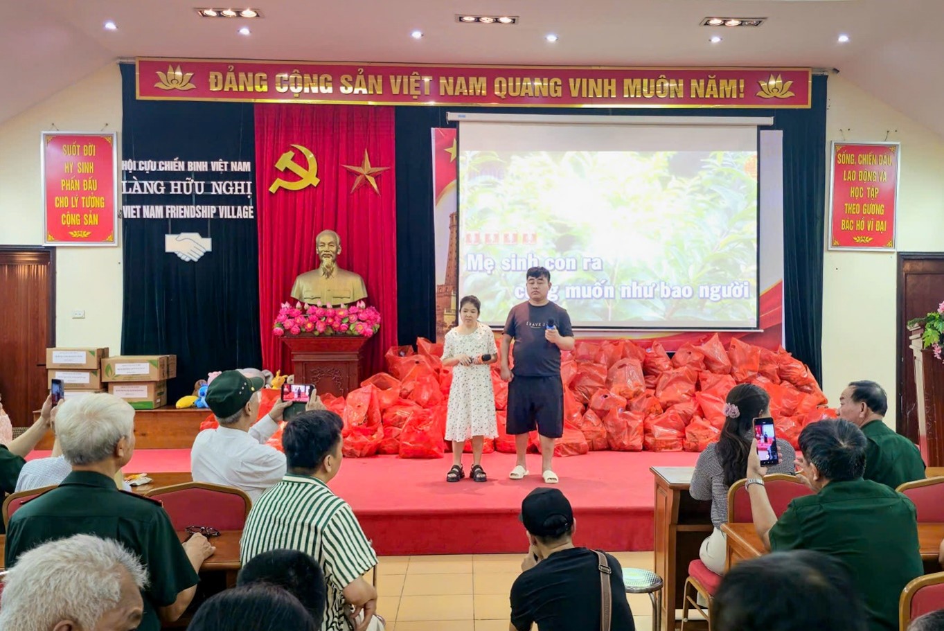 Các cựu chiến binh, các bạn đang sinh sống tại Làng đã cùng nhau cất tiếng hát, vần thơ sẻ chia những câu chuyện và khoảnh khắc đầy xúc động, ấm áp